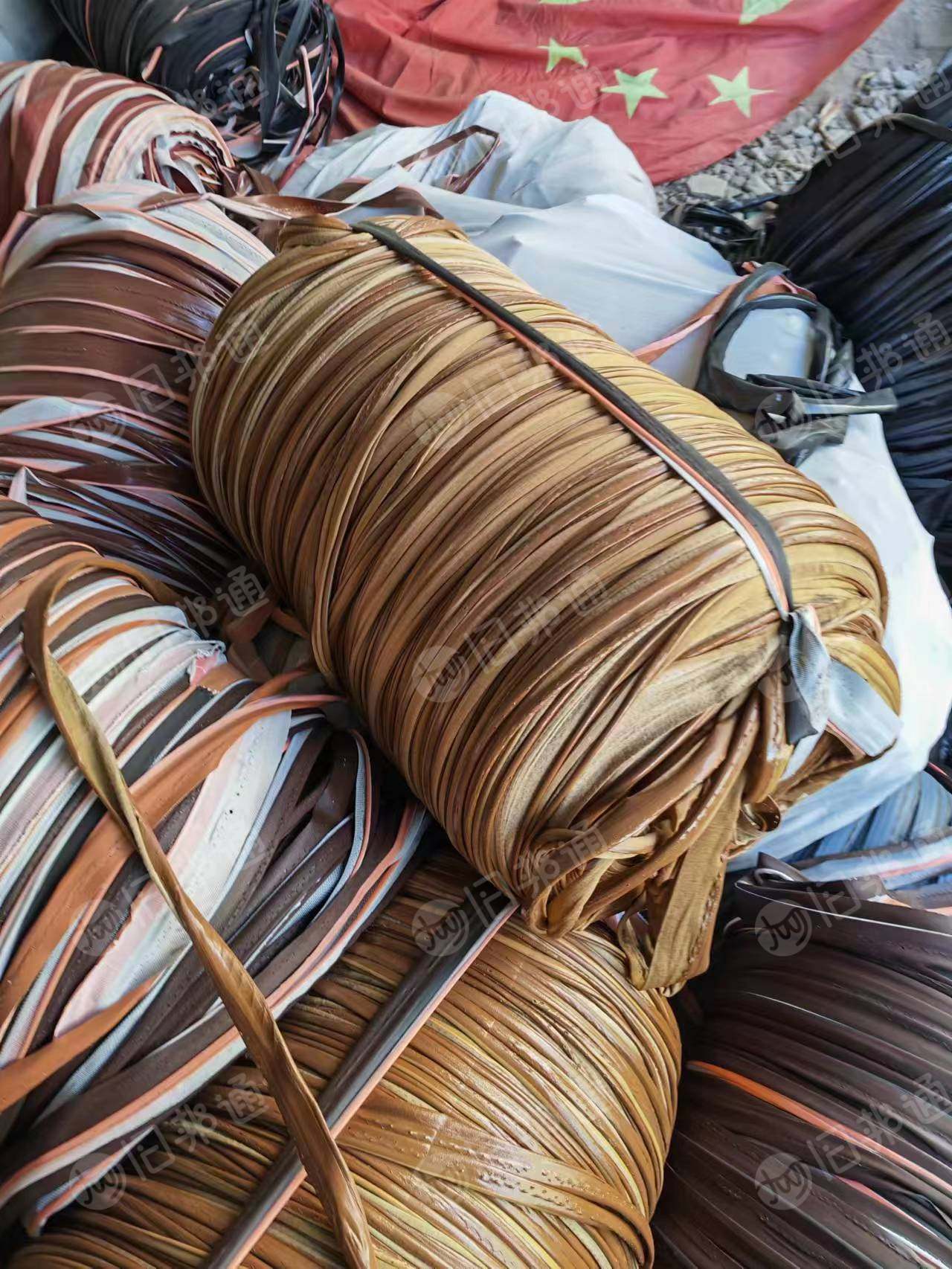 常年大量供应PVC人造革毛料，夹网布，现货现出