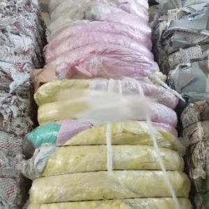 供应口罩边角料，中间是热风棉，两边是pp无纺布！