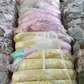 供应口罩边角料,中间是热风棉,两边是pp无纺布!