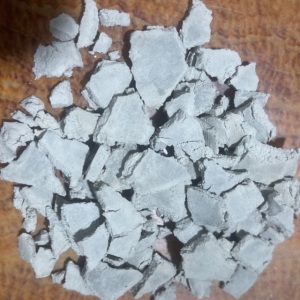 长期大量出售pvc白色墙纸料，pvc冰箱条破碎料，pvc地板革边角料，压片料，pvc颗粒等