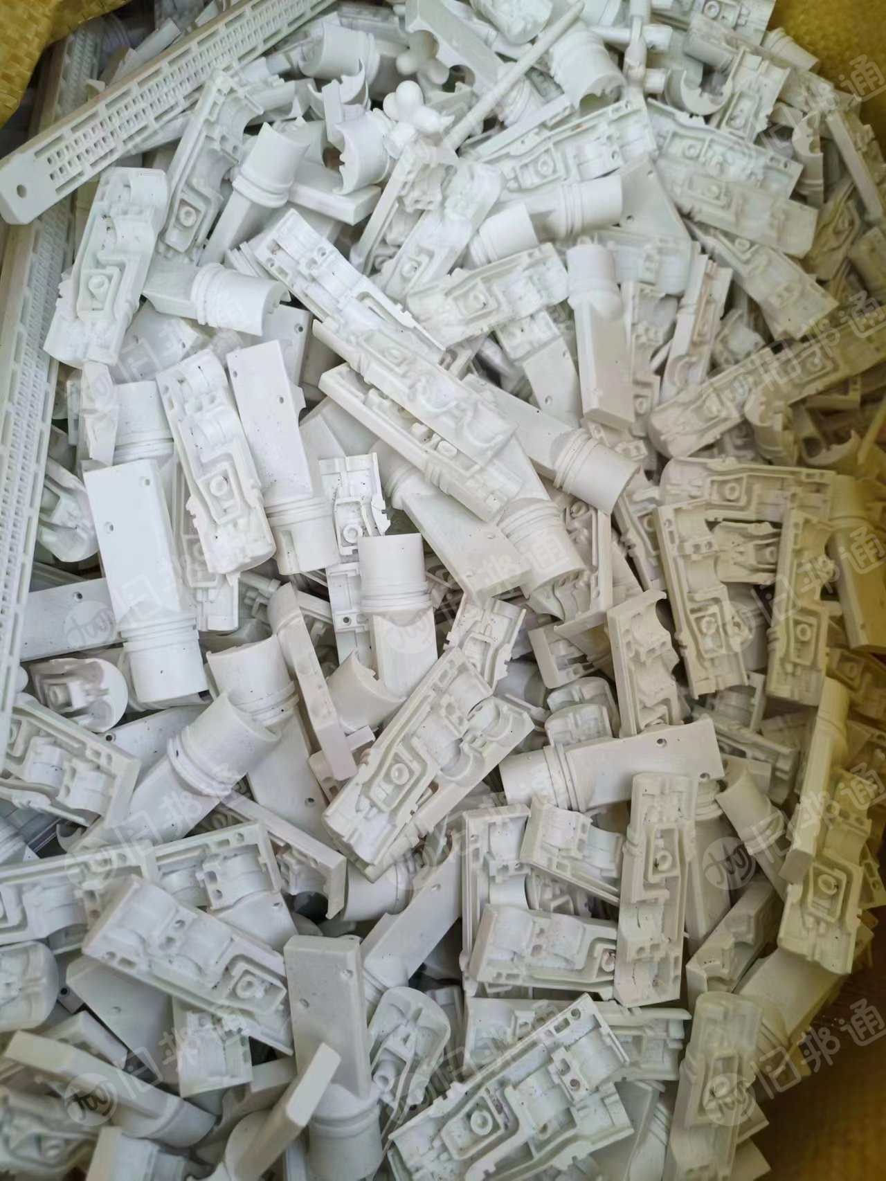 出售PBT水口料,支架料,现货12吨