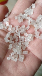 长期出售PP透明丙颗粒，餐盒、荔枝框、吊瓶混合造粒的；另出售纯瓶口颗粒