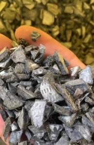 常年供应铝塑板板芯毛料和铝塑板板芯破碎料，每天60吨