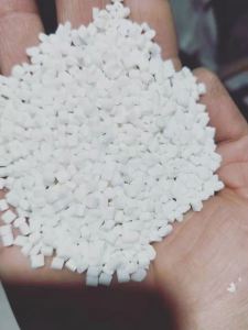 大量生产白色无纺布颗粒，纯PP无纺布颗粒
