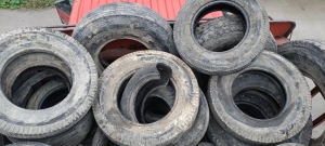 阜阳周边高价求购各种不切割废旧轮胎，切割小钢丝胎，橡胶