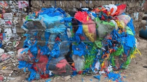 河北邢台出售手提袋杂色无纺布下脚料！