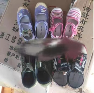 出售全新的童鞋、围巾