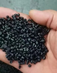 出售黑色吨包颗粒，过40目，注塑用