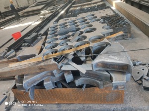 出售封头厂下来的钢板下角料，各种型号材质的废铁和利用料，复合板，洛钼，厚钢板料，每个月三四百吨