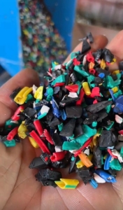 出售纯PVC线皮胶头破碎料，很干净，