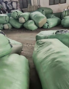 长期出售涤纶废布边角料，白色，浅色，杂色都有，月供300吨！