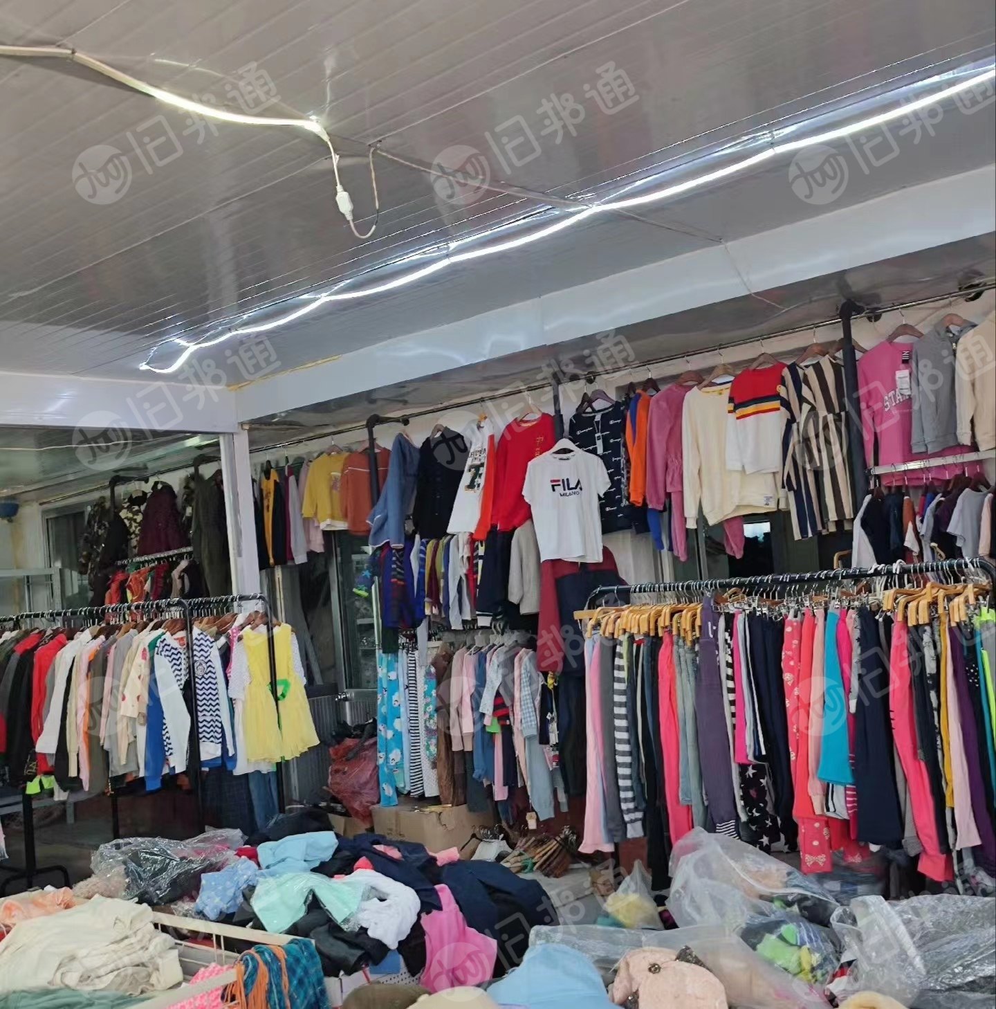 山东152外贸服装清货,2万件库存衣服,可包仓库,需要的老板联系!