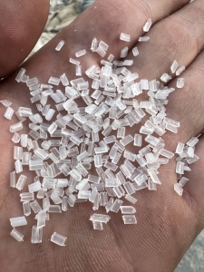 出售纯PP无纺布颗粒，透明和白色两种，注塑好用