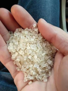 大量出售吊瓶颗粒，吊瓶破碎料