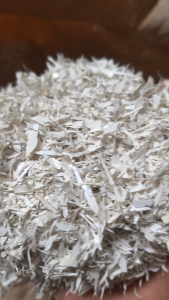 出售白色PVC壁纸破碎料，现货十几吨，纯的，可造粒，拉片，注塑用