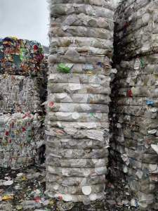 出售饭盒压块，有挑得干净的，也有带乳白混压的，现货十几吨