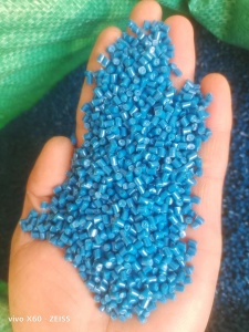 出售HDPE颗粒，垃圾桶颗粒，绿色黑色蓝色