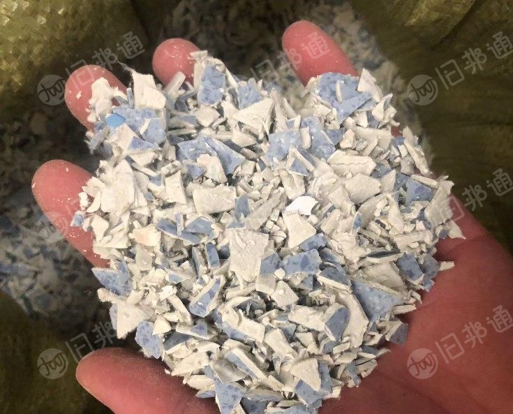 常年出售PVC地板革破碎料,料都是白的