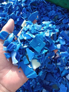 收购兰桶吨桶小白桶尿素壶及各种管道粉碎料