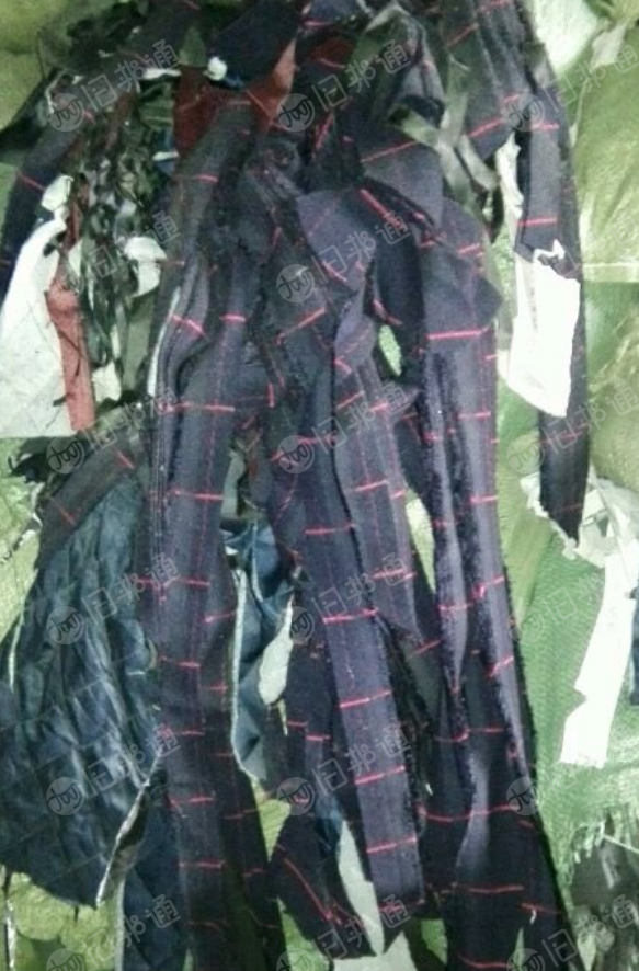 供应大量的西服下脚料,梭织涤棉废料
