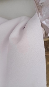 出售PVC发泡皮革，箱包厂下来的，纯白料