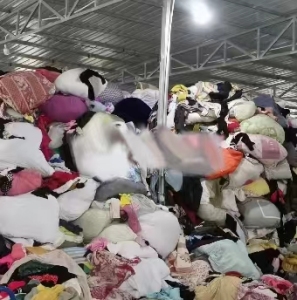 长期出售优质夏衣冬衣 大白二白B货毛衣鞋子羽绒服等！