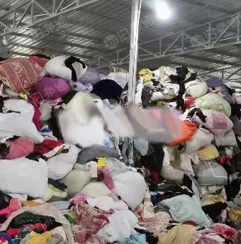 长期出售优质夏衣冬衣 大白二白B货毛衣鞋子羽绒服等!