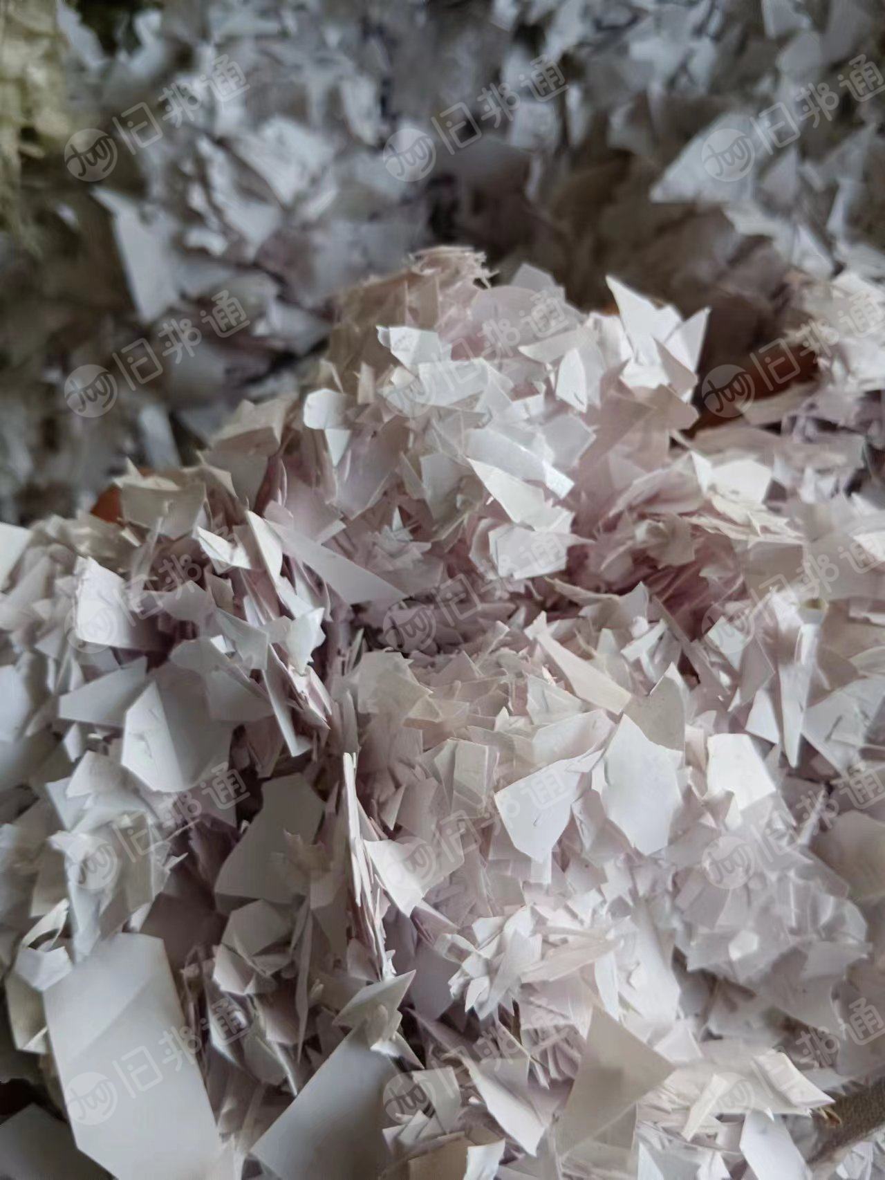 常年出售中性PVC壁纸破碎料,白色杂色都有