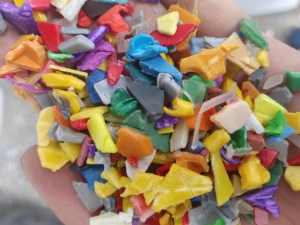 大量回收花工丙破碎料，PP童车破碎料料，涂料桶破碎料