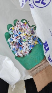 出售花色PP破碎料，全新的工厂料粉碎的