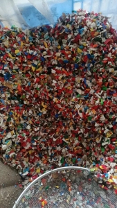 出售矿泉水瓶瓶盖破碎料，现货5吨