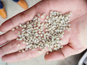 出售纯低压pe颗粒，过100目，包吹膜