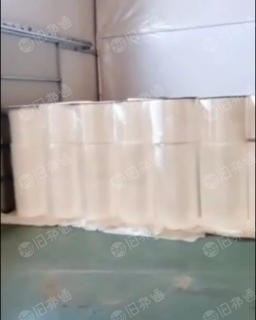 广东省出售卷材水刺无纺布,65克,全粘胶,珍珠纹,幅宽100cm,卷长1900cm。出售卷材可冲散无纺布,