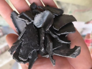 大量收购摩托车座椅，白座椅破碎料，黑座椅破碎料，漆桶破碎料