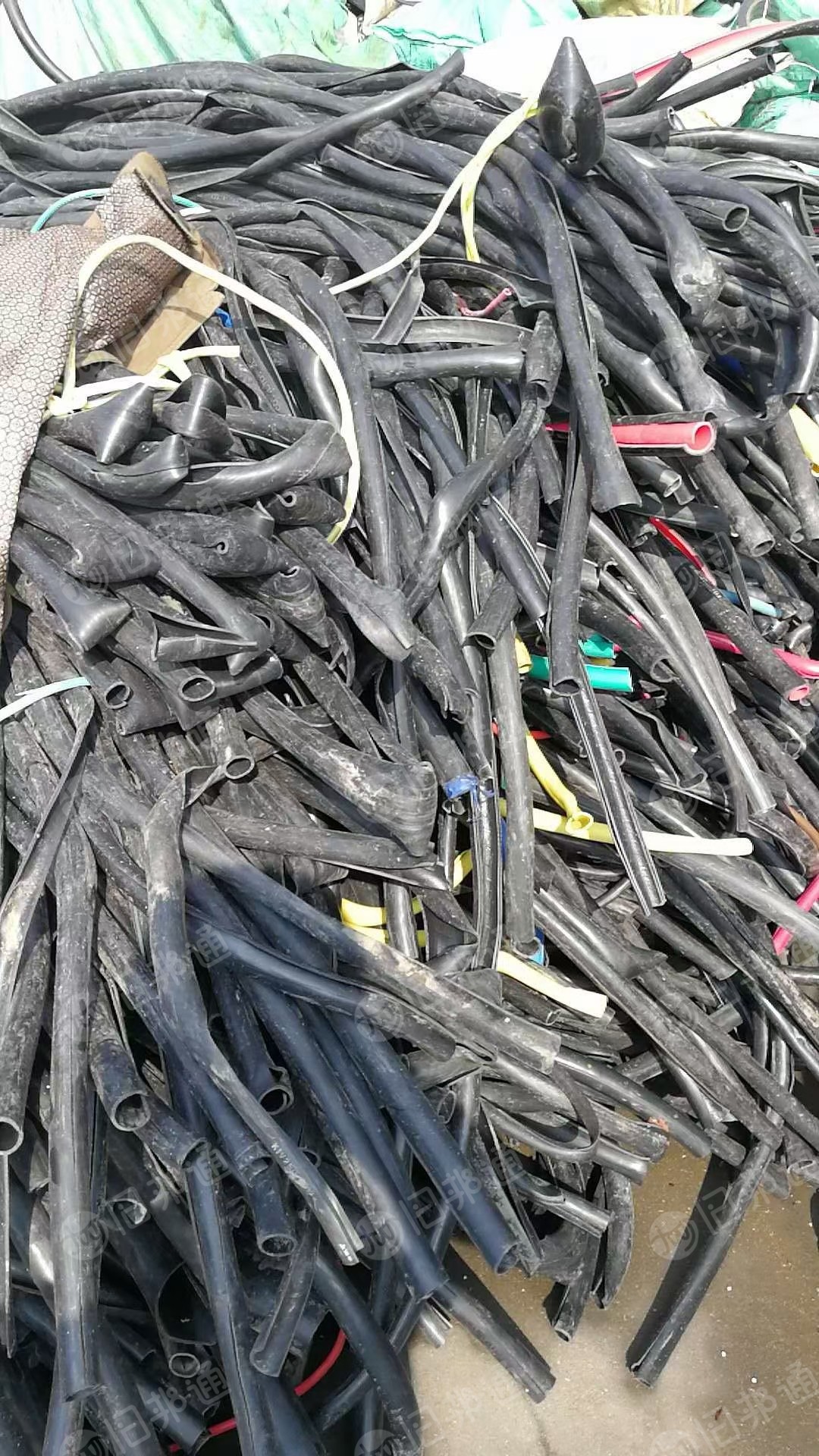 高价回收各种废橡胶废料,汽车密封条,含铁橡胶件,废旧输送带,铁路橡胶制品,废橡胶支座等