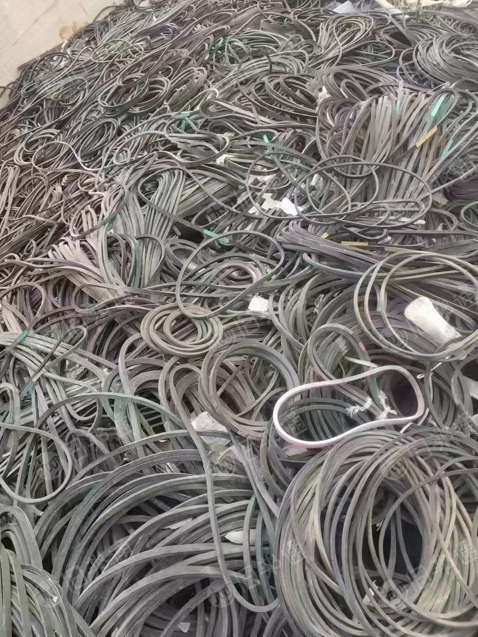 大量回收黑色橡胶边角料,轮胎,内胎,密封圈等