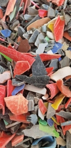 长期出售杂色一级PVC破碎料，现货32吨，也有白色塑钢破碎料