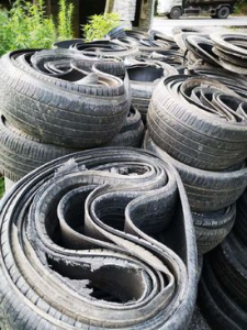 常年出售小轿车胎，小钢丝胎，切割套好，打包的