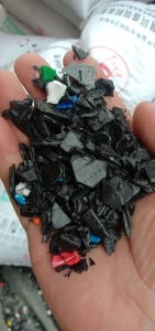 大量销售黑色电瓶壳粉碎料、颗粒料（工程聚丙PP），有拉丝造粒用的，也有直接注塑
