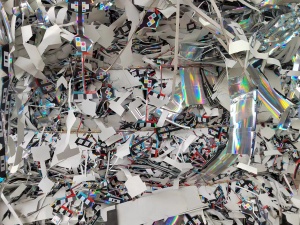 长期出售金银卡边角料，带一点膜