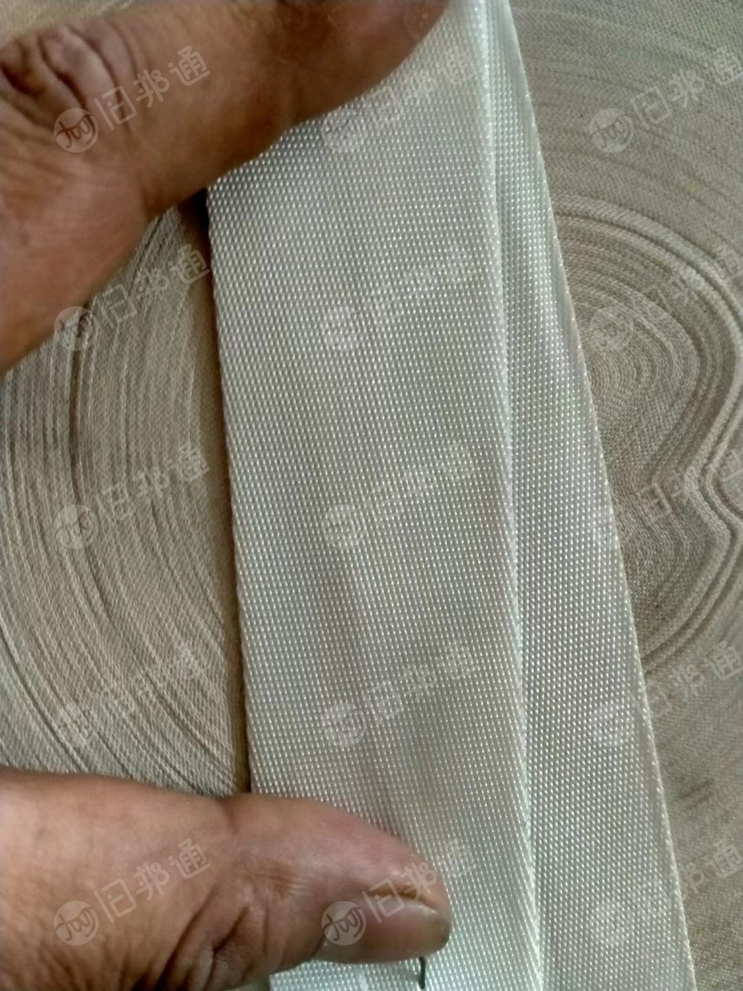 涤纶和呢绒织带成盘料,没有断头,颜色不统一!