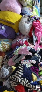 出售杂色旧衣服擦机布，现货10吨，金属拉链纽扣已去除