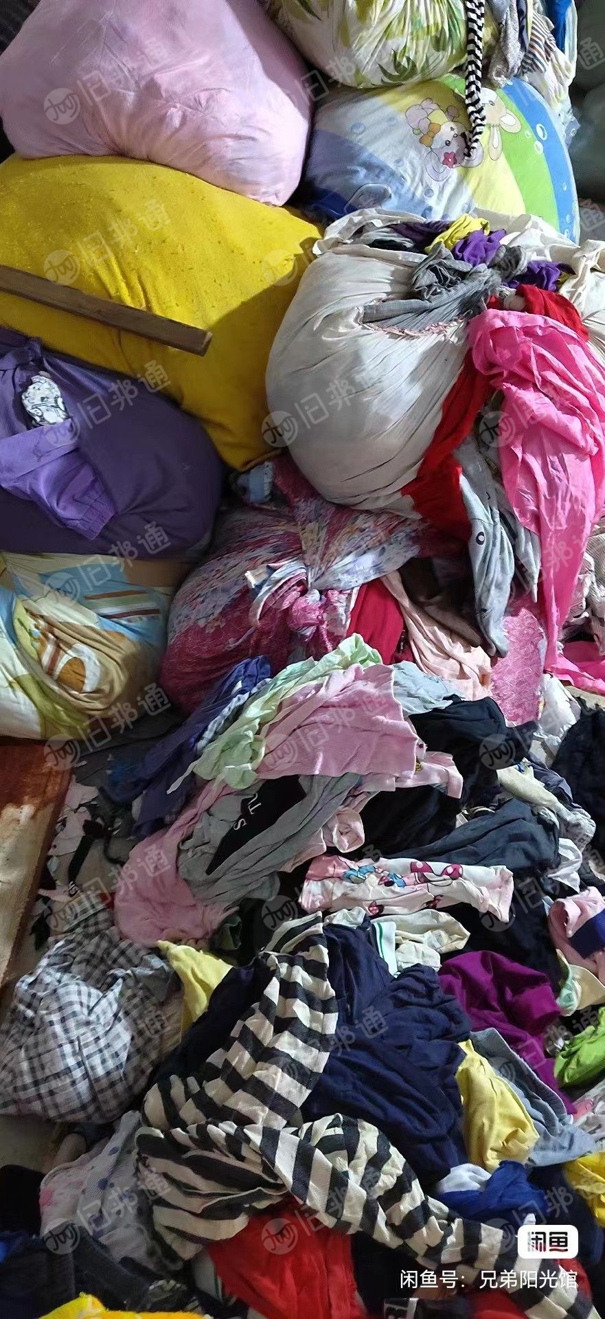 出售杂色旧衣服擦机布,现货10吨,金属拉链纽扣已去除