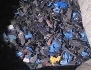 长期出售螺纹管破碎料和真石漆桶破碎料、路障破碎料