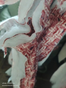 出售大量丝棉边角料八吨左右，两边有一层布！