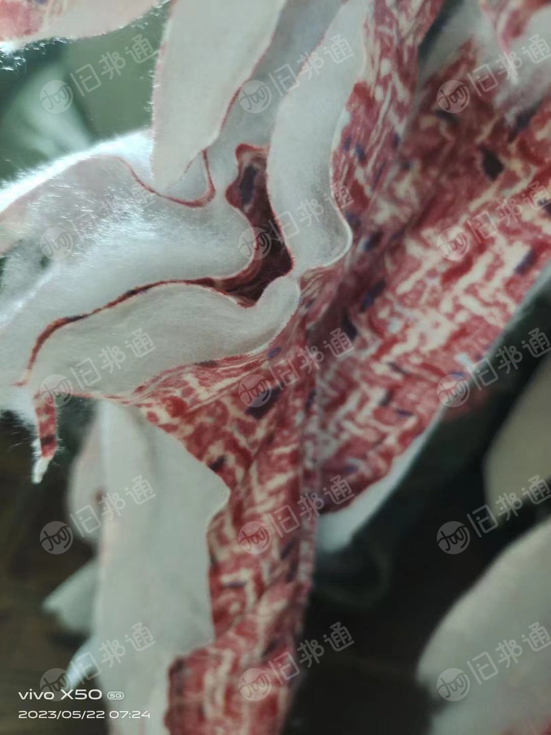 出售大量丝棉边角料八吨左右,两边有一层布!