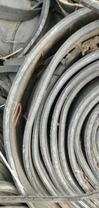 回收废旧轮胎，输送带下脚料，胶辊等各种橡胶制品