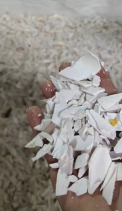 出售PVC护墙板破碎料，塑钢破碎料