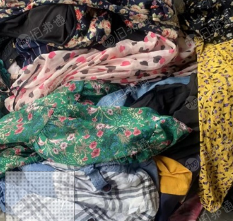 出售旧衣服夏装统货,鞋子、包包、羊毛、白布、羽绒服等;