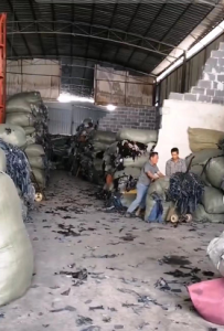 常年大量出售各种牛仔碎布、涤棉牛仔碎布，欢迎来电谈